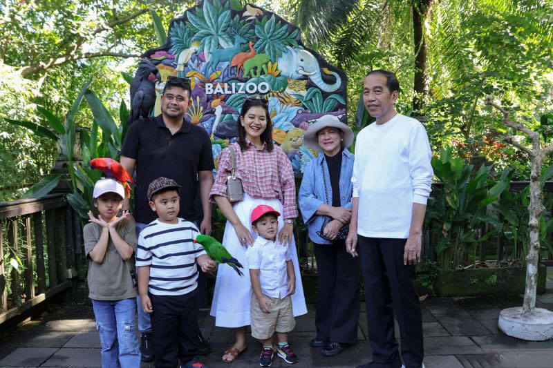 Jokowi beri makan satwa di Bali Zoo saat libur Lebaran Jokowi beri makan satwa di Bali Zoo saat libur Lebaran