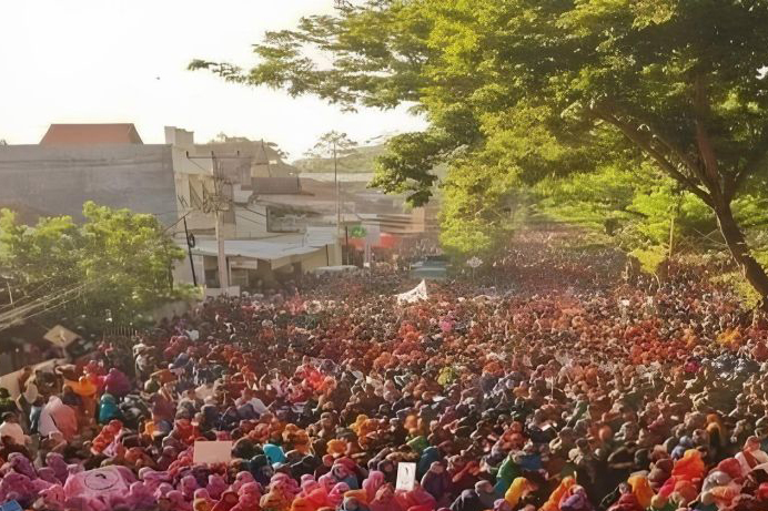 Puluhan ribu warga ramaikan Festival Rimpu di Bima