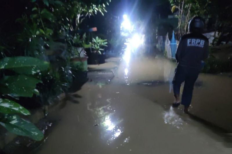 Banjir di Pamekasan meluas ke dua kecamatan Banjir di Pamekasan meluas ke dua kecamatan