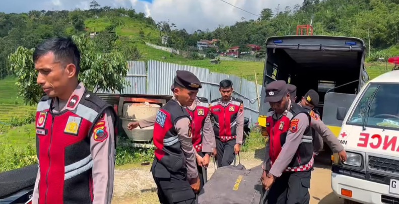 Polres Brebes kerahkan personel tanggap bencana dan salurkan bantuan sembako Polres Brebes kerahkan personel tanggap bencana dan salurkan bantuan sembako