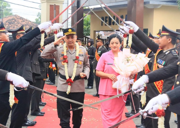 Sambut Kapolres baru, Polres Kudus gelar tradisi Pedang Pora dan Farewell Parade Sambut Kapolres baru, Polres Kudus gelar tradisi Pedang Pora dan Farewell Parade