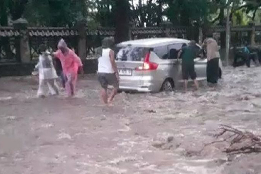 Banjir disertai material batu dan pasir tutup jalur pantura Situbondo Banjir disertai material batu dan pasir tutup jalur pantura Situbondo