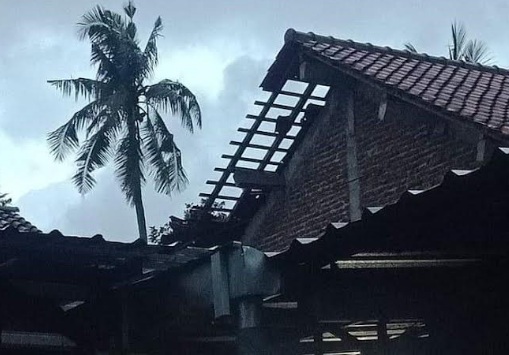 8 Februari 2021: Diterjang angin puting beliung, sejumlah rumah warga di Semarang rusak 8 Februari 2021: Diterjang angin puting beliung, sejumlah rumah warga di Semarang rusak