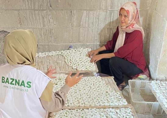 Dibantu BAZNAS, usaha cireng Nunun raih omzet jutaan rupiah per hari Dibantu BAZNAS, usaha cireng Nunun raih omzet jutaan rupiah per hari
