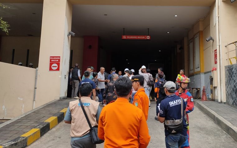 Tim gabungan kembali mencari bagian tubuh korban kebakaran Glodok Tim gabungan kembali mencari bagian tubuh korban kebakaran Glodok