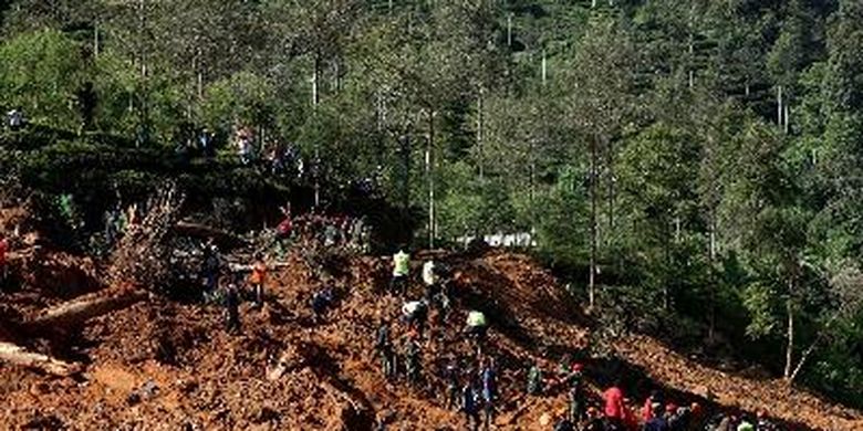 23 Februari 2010: Enam RT tertimbun longsor pegunungan Waringin Pasirjambu 23 Februari 2010: Enam RT tertimbun longsor pegunungan Waringin Pasirjambu