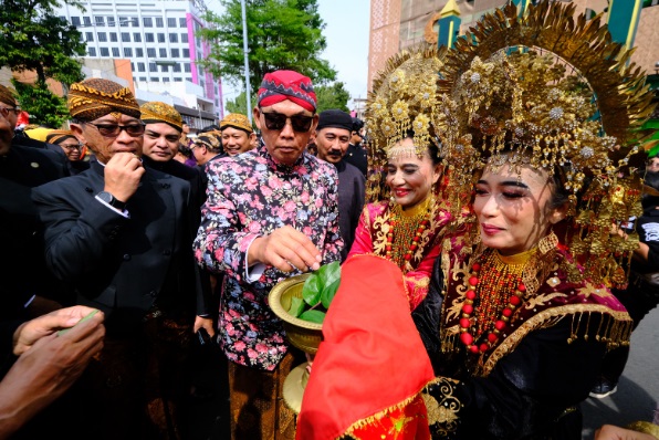 Berbusana Jawa, wali kota pimpin peringatan HUT ke-280 Kota Solo Berbusana Jawa, wali kota pimpin peringatan HUT ke-280 Kota Solo
