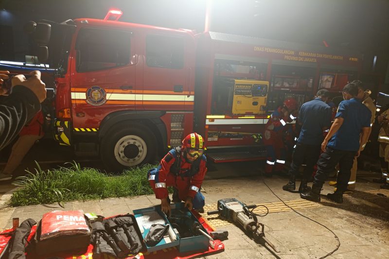 Gulkarmat Jaktim pakai pemecah beton untuk evakuasi jasad dicor