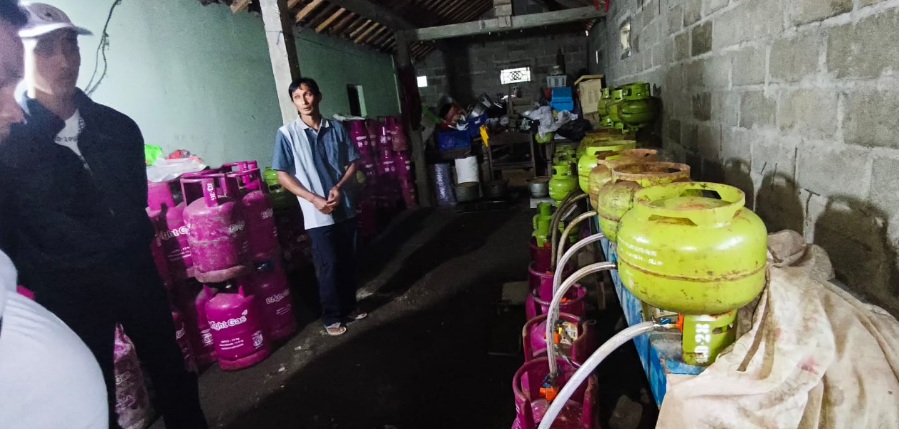 Orang Purworejo ini pindahkan gas dari tabung melon ke tabung non-subsidi Orang Purworejo ini pindahkan gas dari tabung melon ke tabung non-subsidi