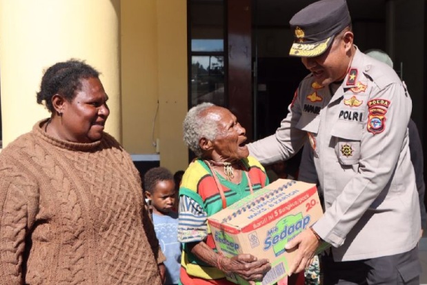 800 warga mengungsi akibat pertikaian antar-pendukung paslon di Mulia 800 warga mengungsi akibat pertikaian antar-pendukung paslon di Mulia