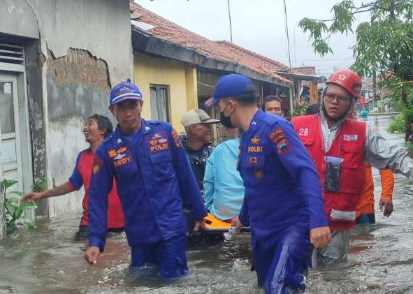 Ditpolairud Polda Jateng bantu warga korban bencana banjir Pekalongan Ditpolairud Polda Jateng bantu warga korban bencana banjir Pekalongan
