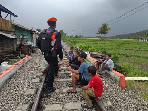 KAI Divre II Sumbar larang warga ngabuburit di jalur kereta api KAI Divre II Sumbar larang warga ngabuburit di jalur kereta api