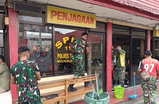 Pangdam perintahkan anggota TNI perbaiki kerusakan Mapolres Tarakan Pangdam perintahkan anggota TNI perbaiki kerusakan Mapolres Tarakan