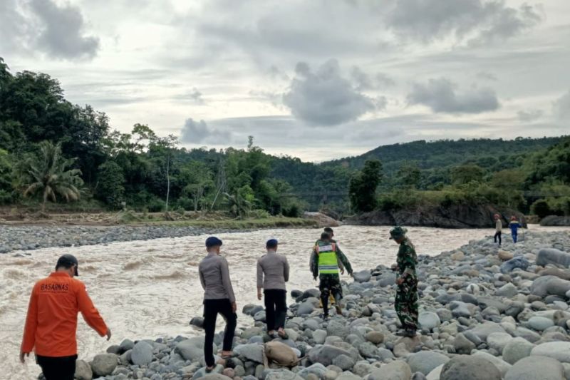 Tim SAR hentikan pencarian penggembala yang hilang di sungai Garut