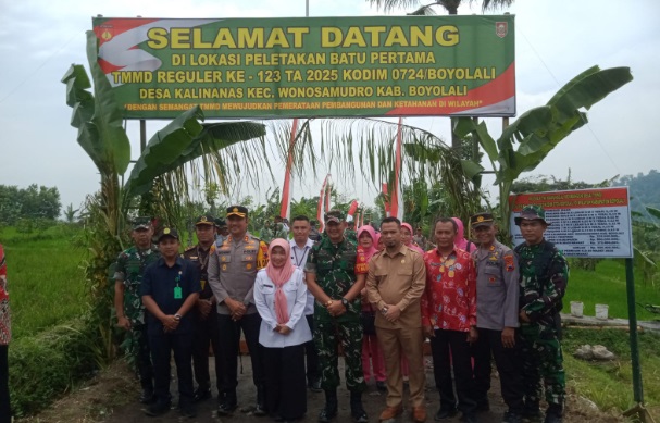 Perlancar distribusi hasil panen, Kodim 0724 bangun jalan di Desa Kali Nanas. Perlancar distribusi hasil panen, Kodim 0724 bangun jalan di Desa Kali Nanas.