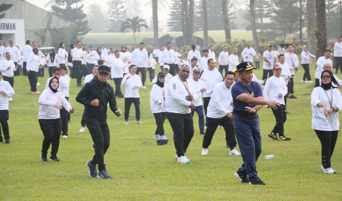 Kepala daerah antusias ikuti senam pagi di hari kedua retreat pembekalan Kepala daerah antusias ikuti senam pagi di hari kedua retreat pembekalan