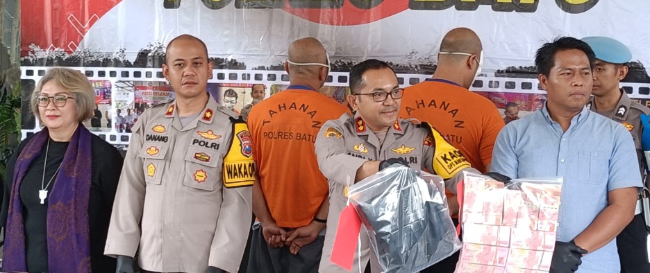 Diduga lakukan pemerasan, oknum TP2TPA Kota Batu dan oknum wartawan ditangkap Diduga lakukan pemerasan, oknum TP2TPA Kota Batu dan oknum wartawan ditangkap