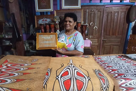 Lukisan khombouw, jejak budaya yang tetap lestari di Sentani Lukisan khombouw, jejak budaya yang tetap lestari di Sentani
