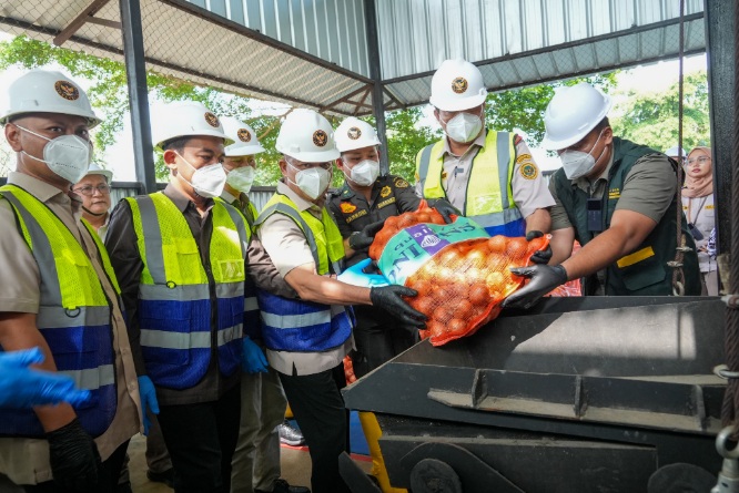 Barantin dan DPR musnahkan 86,4 ton bawang bombai impor Barantin dan DPR musnahkan 86,4 ton bawang bombai impor