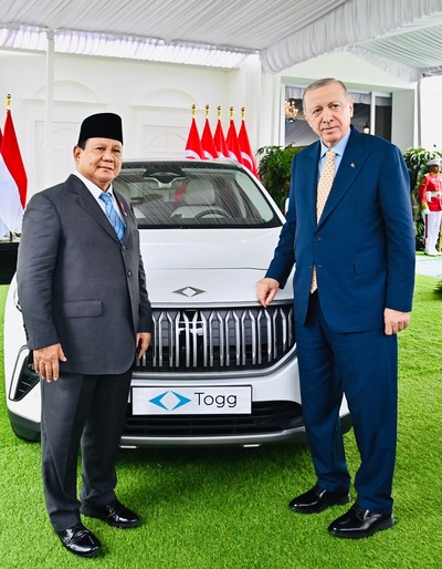 Erdogan serahkan mobil listrik Togg T10X kepada Prabowo