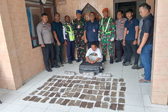 Petugas Bandara Sentani tangkap calon penumpang bawa 108 paket ganja
