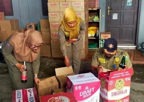Gerebek sebuah warung, Satpol PP Kudus sita ratusan botol miras Gerebek sebuah warung, Satpol PP Kudus sita ratusan botol miras
