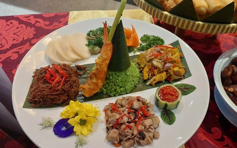 Smesco Grand Iftar Buffet sajikan nasi hijau, aneka lauk, dan kudapan Smesco Grand Iftar Buffet sajikan nasi hijau, aneka lauk, dan kudapan