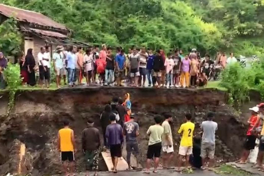 Akses jalan dan jembatan di Bima terputus akibat banjir bandang Akses jalan dan jembatan di Bima terputus akibat banjir bandang