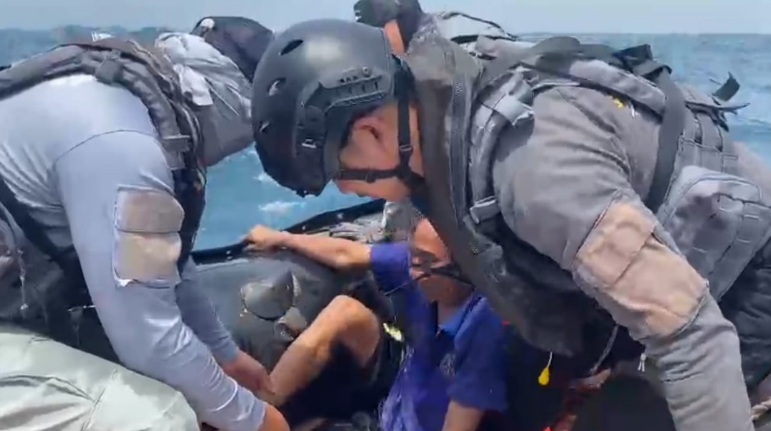 Bakamla RI selamatkan enam orang korban kapal tenggelam di perairan Banten Bakamla RI selamatkan enam orang korban kapal tenggelam di perairan Banten