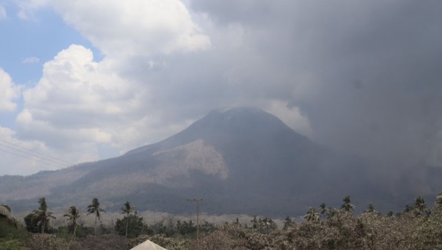 Badan Geologi perluas radius bahaya Gunung Lewotobi Laki-laki Badan Geologi perluas radius bahaya Gunung Lewotobi Laki-laki