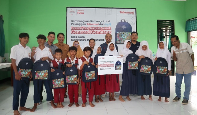 Telkomsel donasi tas sekolah di Desa Bayan Lombok Utara Telkomsel donasi tas sekolah di Desa Bayan Lombok Utara