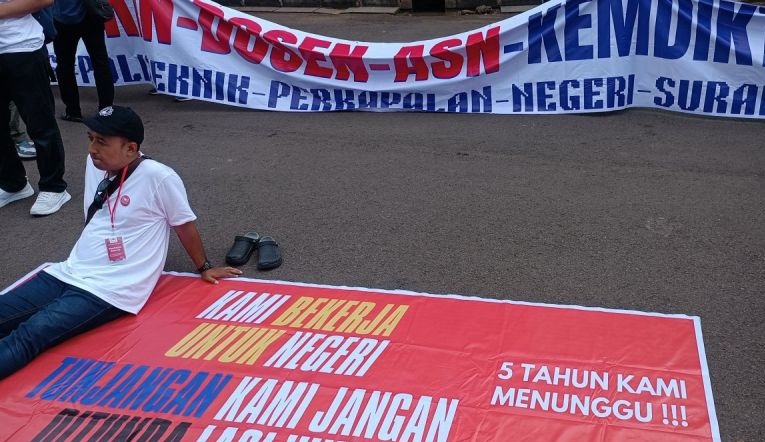 ADAKSI gelar aksi di depan Patung Kuda tuntut pembayaran Tukin