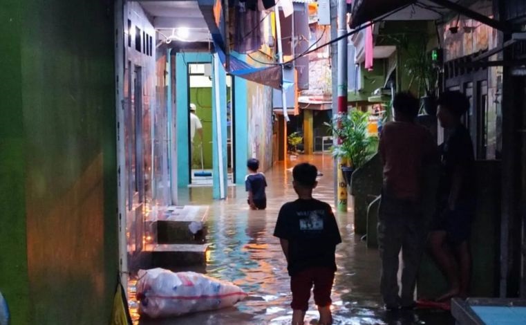 Jaktim antisipasi banjir melalui siagakan petugas hingga keruk lumpur Jaktim antisipasi banjir melalui siagakan petugas hingga keruk lumpur