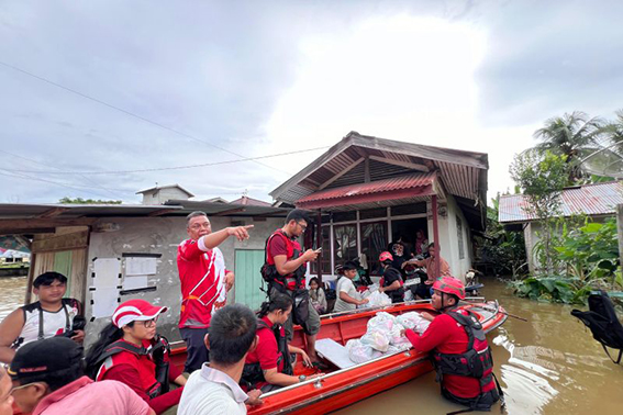 Paroki Darit salurkan bantuan untuk korban banjir di Menyuke Landak Paroki Darit salurkan bantuan untuk korban banjir di Menyuke Landak