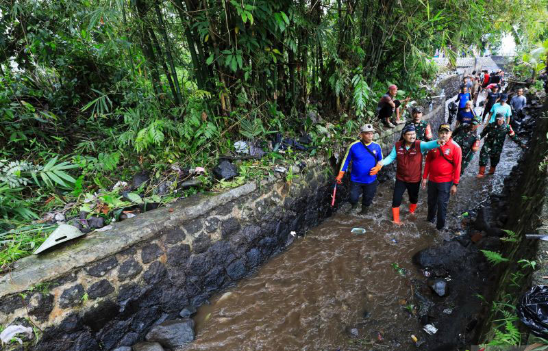 Mensos Gus Ipul bareng Komeng bersih-bersih Kali Cikole Bogor