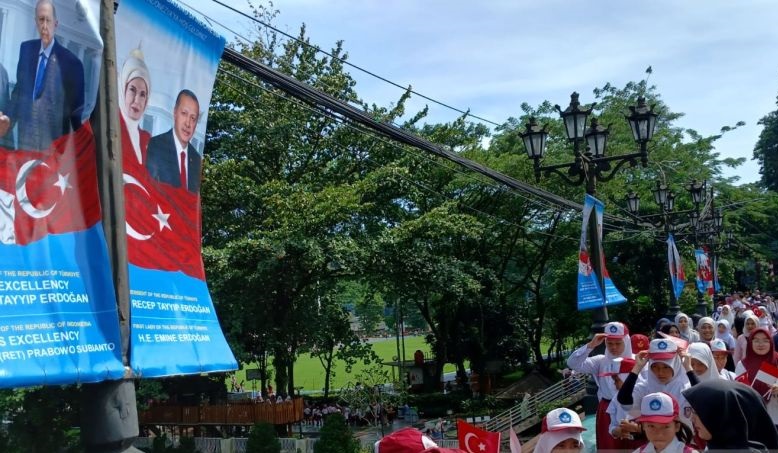 Masyarakat antusias sambut kedatangan Presiden Turki ke Istana Bogor Masyarakat antusias sambut kedatangan Presiden Turki ke Istana Bogor