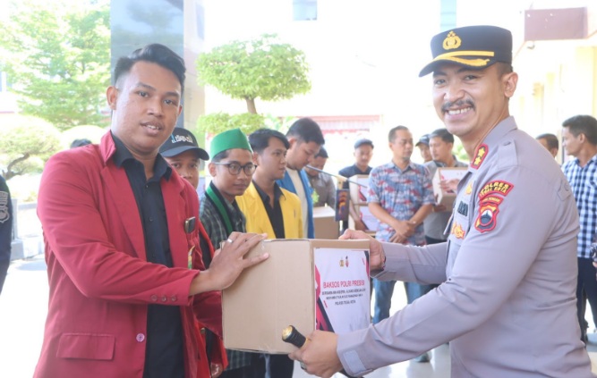 Jelang Ramadan, Polres Tegal Kota dan mahasiswa kembali salurkan paket sembako Jelang Ramadan, Polres Tegal Kota dan mahasiswa kembali salurkan paket sembako