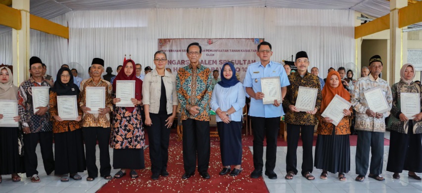 Sri Sultan HB X serahkan 222 serat palilah warga Wonokerto Turi, Sleman Sri Sultan HB X serahkan 222 serat palilah warga Wonokerto Turi, Sleman