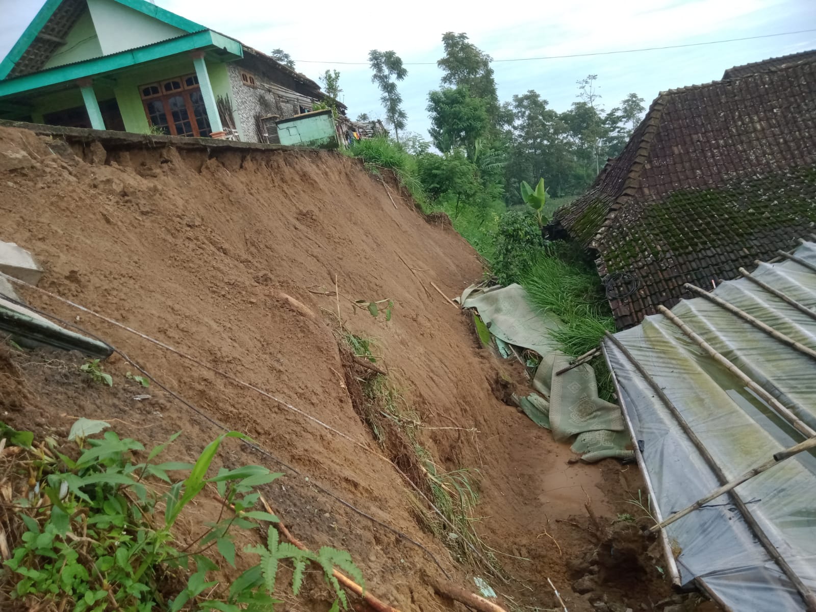 Warga lereng Merbabu gotong royong evakuasi material longsor yang timpa sejumlah rumah Warga lereng Merbabu gotong royong evakuasi material longsor yang timpa sejumlah rumah