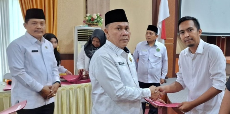 Kakanwil serahkan surat keputusan kepada 62 orang PPNPN Kakanwil serahkan surat keputusan kepada 62 orang PPNPN