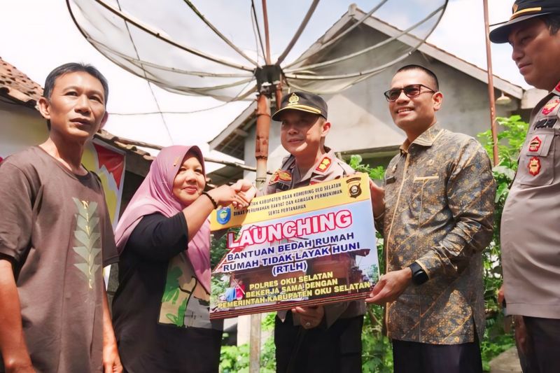 Polres OKU Selatan bedah rumah tidak layak huni Polres OKU Selatan bedah rumah tidak layak huni