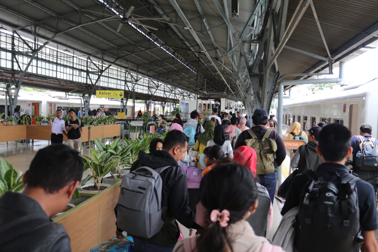 Tiket KA Lebaran pada tanggal dan rute tertentu banyak dipesan Tiket KA Lebaran pada tanggal dan rute tertentu banyak dipesan
