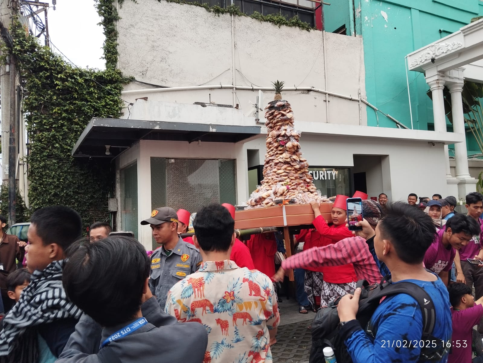 Meriah, rebutan gunungan 1.000 apem di Sarkem Fest 2025