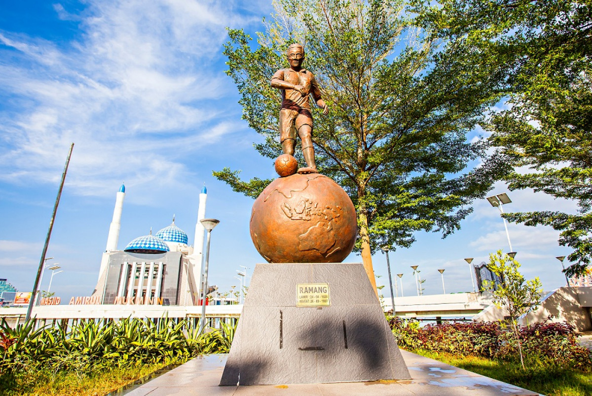 1 Februari 2017: Patung Ramang di Pantai Losari