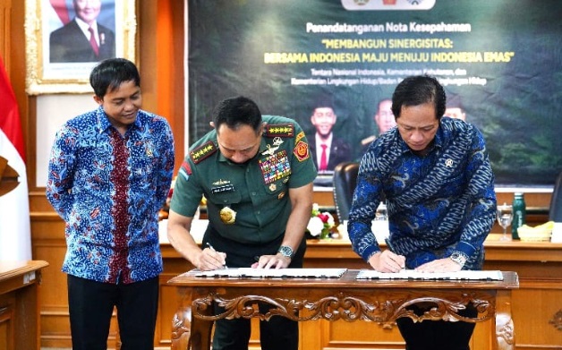 Panglima TNI tandatangani MoU dengan Menhut dan Menteri LH Panglima TNI tandatangani MoU dengan Menhut dan Menteri LH