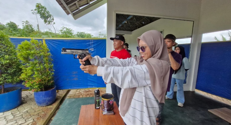 Puluhan wartawan Kudus ikuti kompetisi menembak Puluhan wartawan Kudus ikuti kompetisi menembak