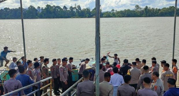 Speedboat berpenumpang 30 orang terbalik di perairan Bulungan Speedboat berpenumpang 30 orang terbalik di perairan Bulungan
