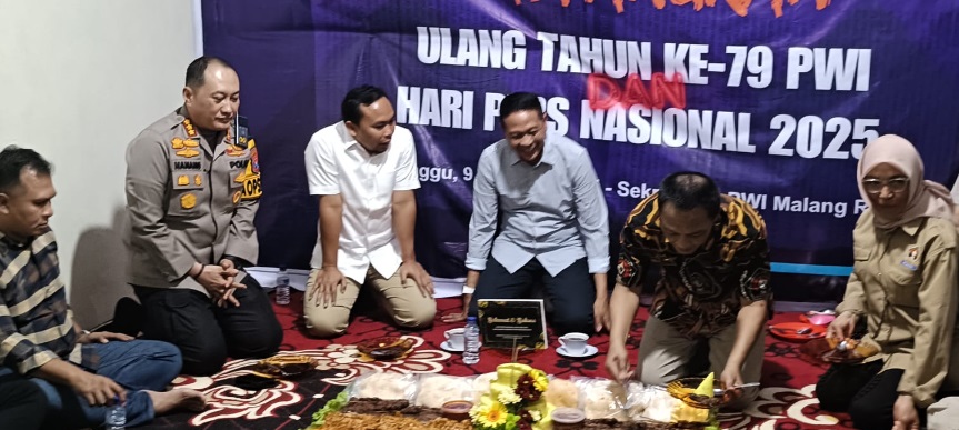 HUT PWI di Malang digelar dengan makan bersama nasi tumpeng HUT PWI di Malang digelar dengan makan bersama nasi tumpeng