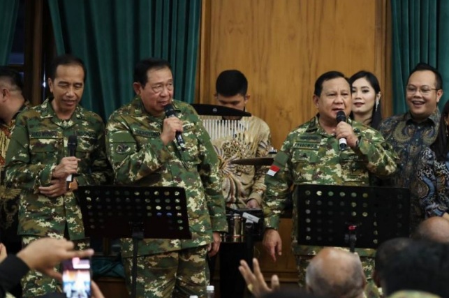 Momen Prabowo, Jokowi, dan SBY kompak bernyanyi di Akmil Magelang Momen Prabowo, Jokowi, dan SBY kompak bernyanyi di Akmil Magelang