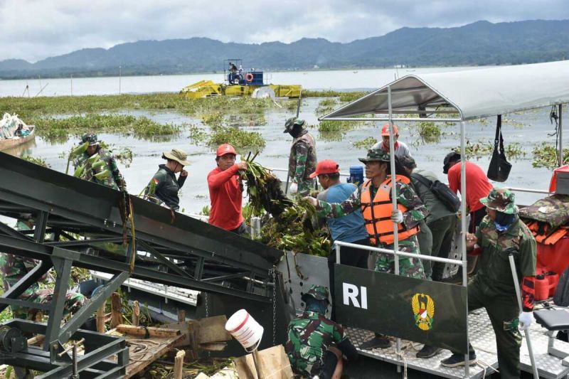 TNI dan masyarakat bersihkan eceng gondok di Danau Tondano TNI dan masyarakat bersihkan eceng gondok di Danau Tondano